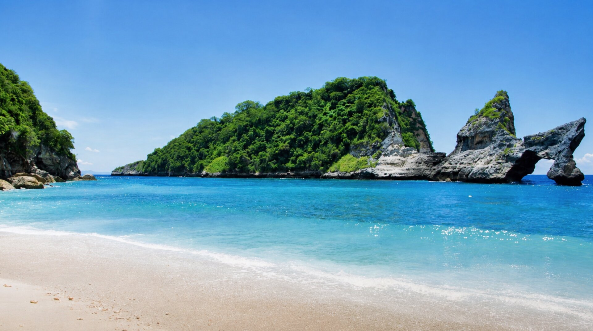 Atuh Beach — white sand, turquoise water and the iconic natural rock arch on Nusa Penida's east coast, Bali